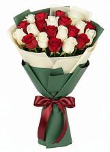 Букет Микс из красных и белых роз в Тим