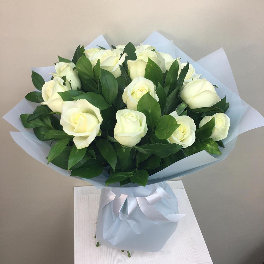 Букет 15 Белых роз Проуд в Тим