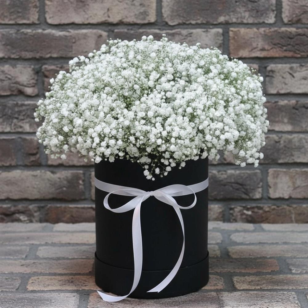 Цветочная композиция из Гипсофила в шляпной коробке в Тим