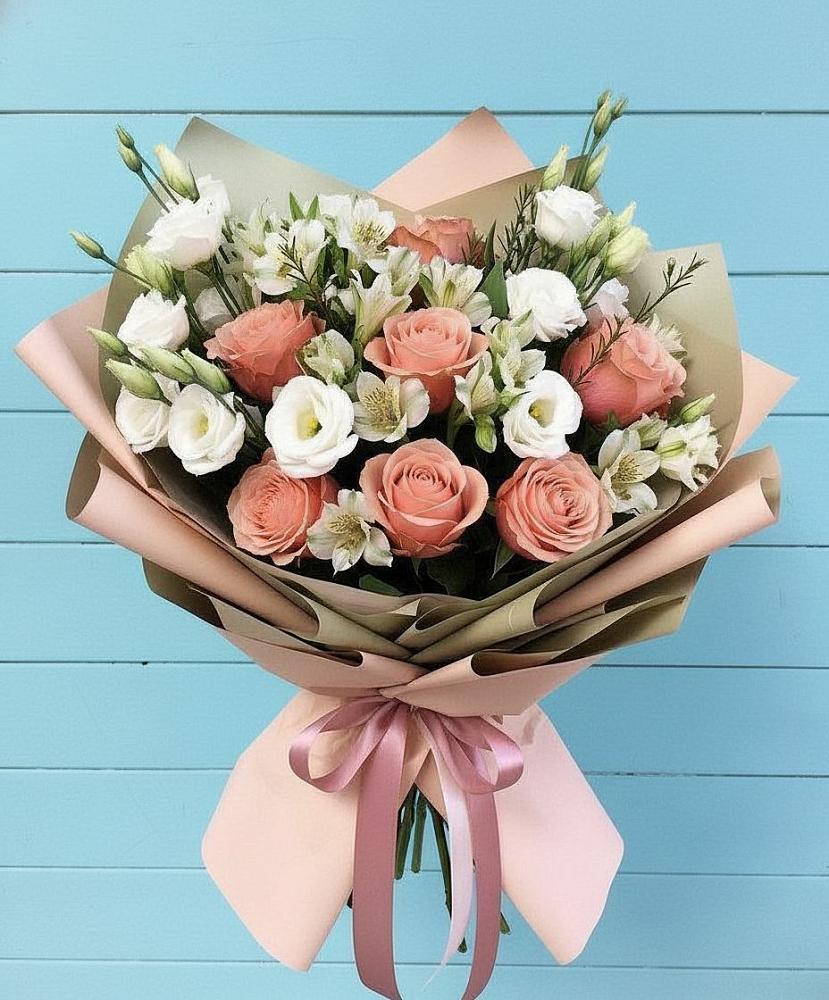 Букет цветов из: Розы, Альстромерии и Лизиантусы в Тим