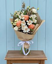 Букет цветов из:  Альстромерии, Лизиантусы, Розы и Хризантемы в Тим