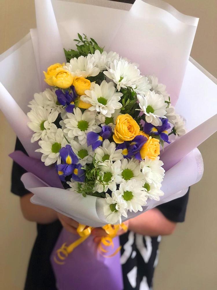 Букет цветов из: Ирисы, Хризантемы и Розы в Тим