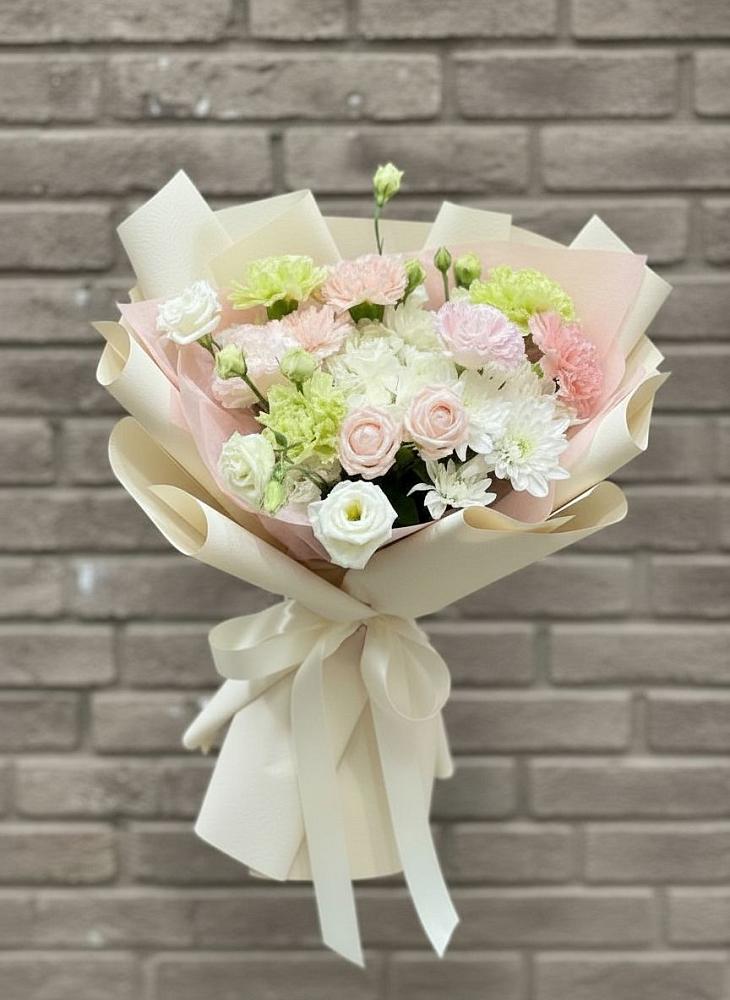 Букет цветов из: Гвоздики, Розы, Лизиантусы и Хризантемы в Тим