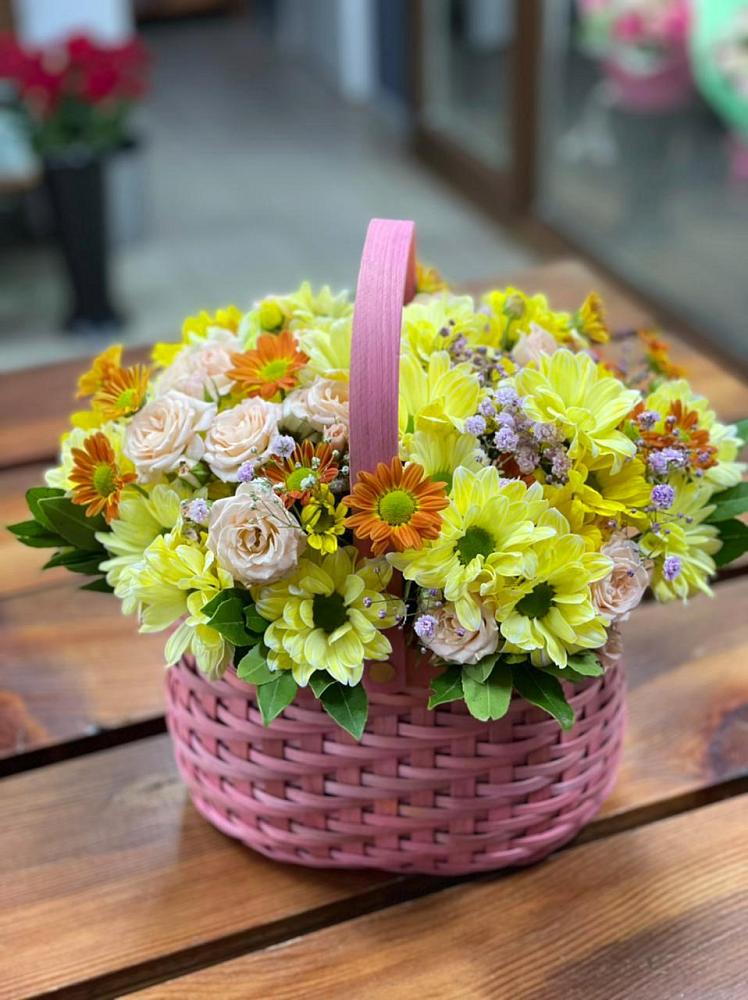 Цветочная композиция из Хризантемы и Розы в корзине в Тим