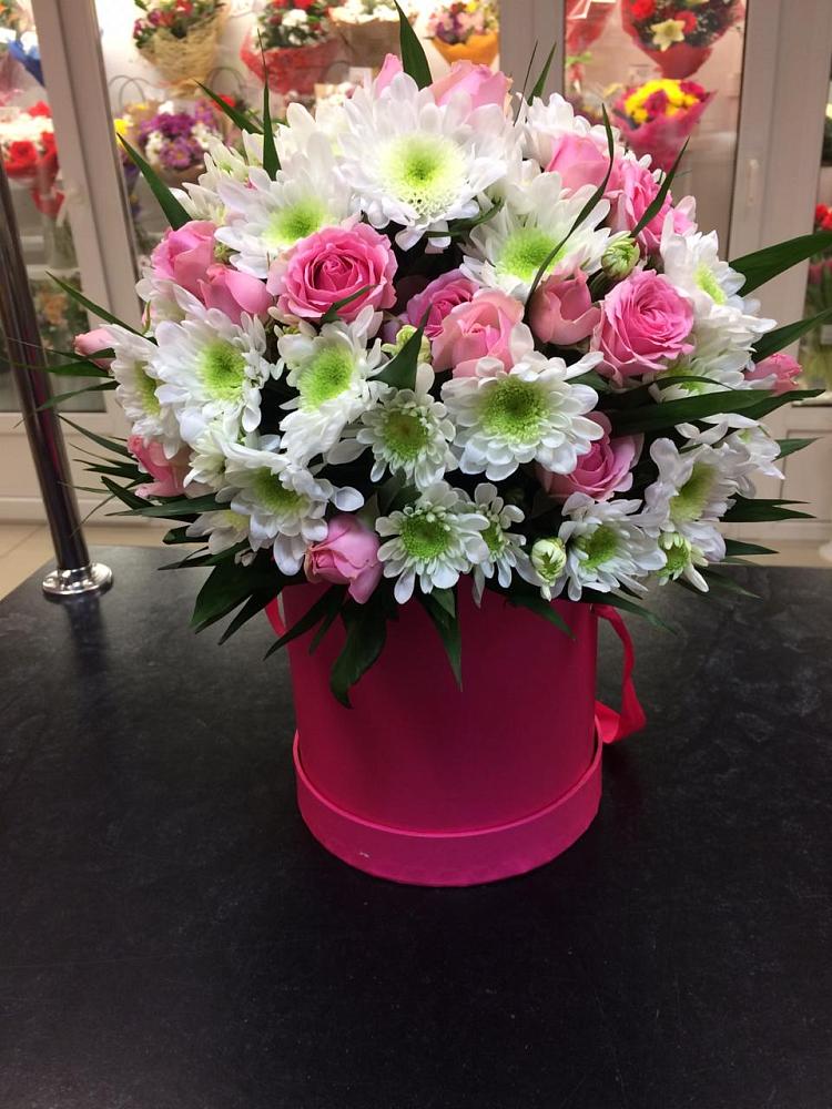 Цветочная композиция из Розы и Хризантемы в шляпной коробке в Тим