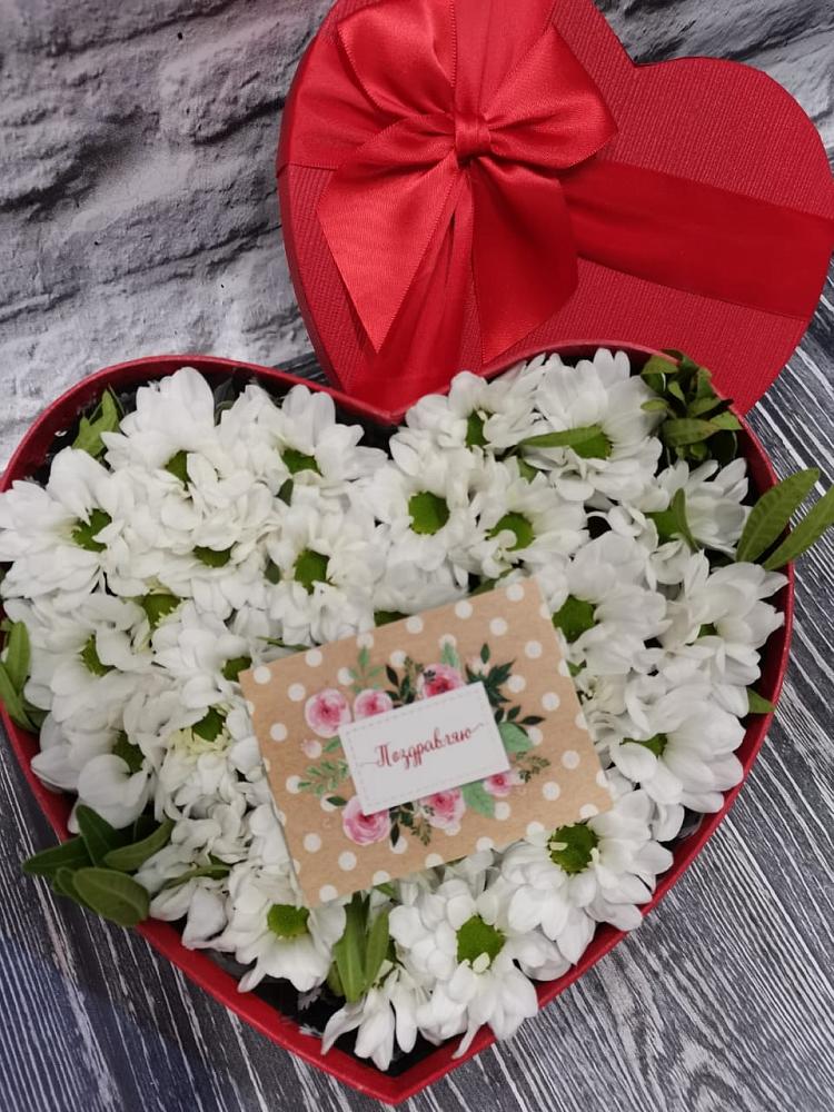 Цветочная композиция из Хризантемы в виде сердца в Тим