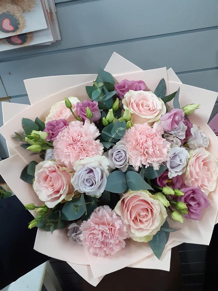 Букет цветов из: Розы, Гвоздики и Лизиантусы в Тим