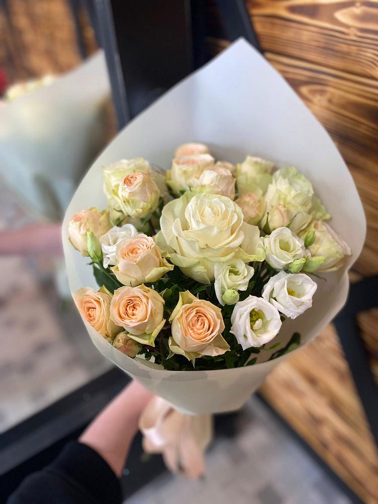 Букет цветов из: Розы и Лизиантусы в Тим